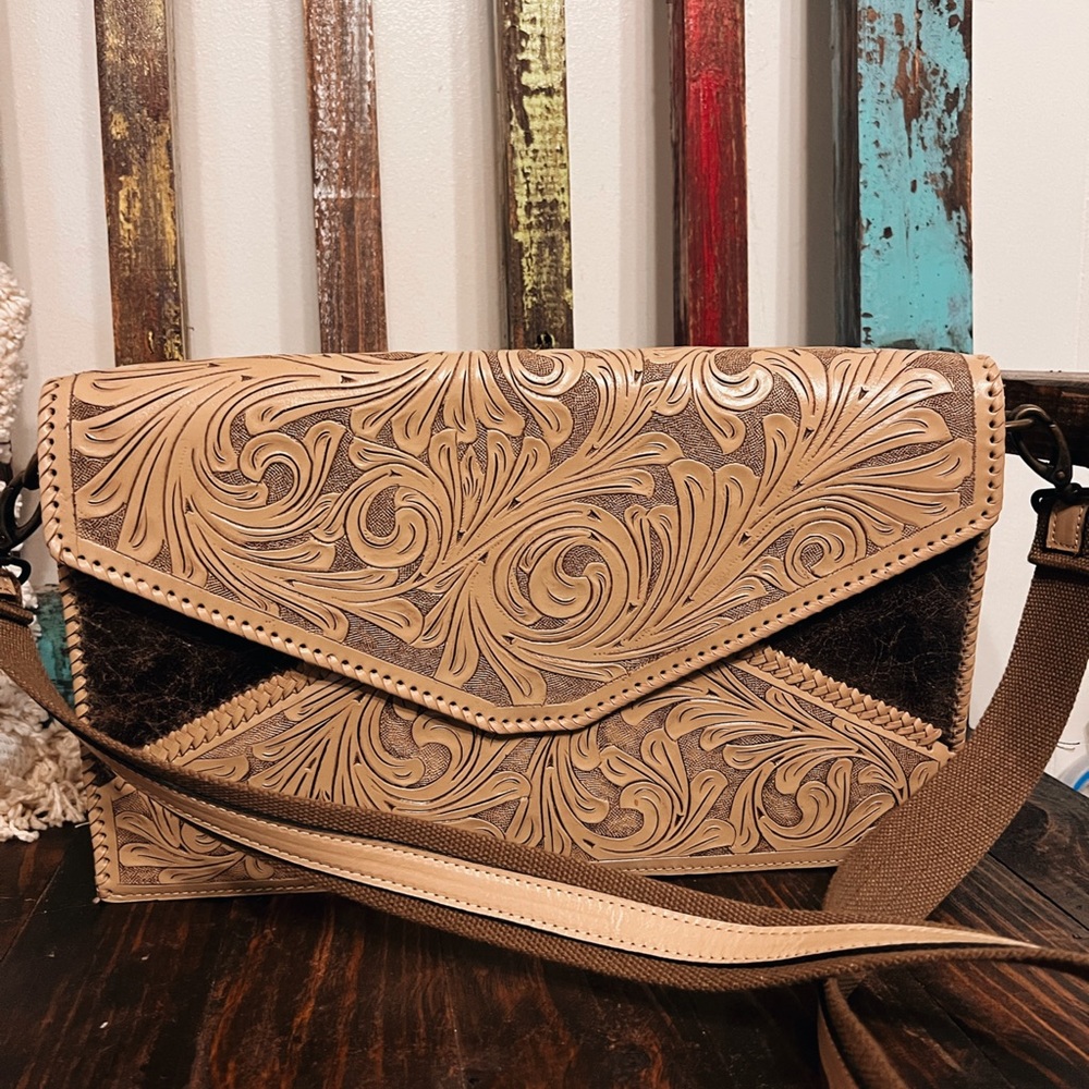 Qué Chula Leather Crossbody Bag
